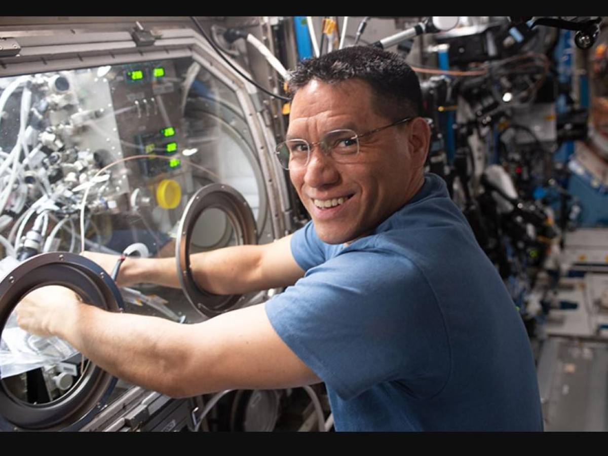 Frank Rubio, de origen salvadoreño, logra nuevo récord en misión espacial de EEUU