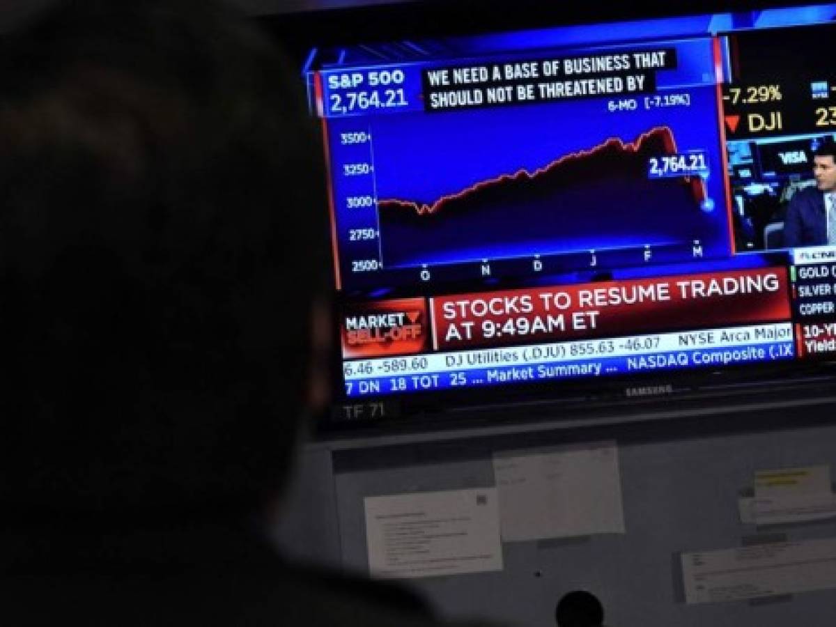 Wall Street abre con fuertes pérdidas y suspenden intercambios