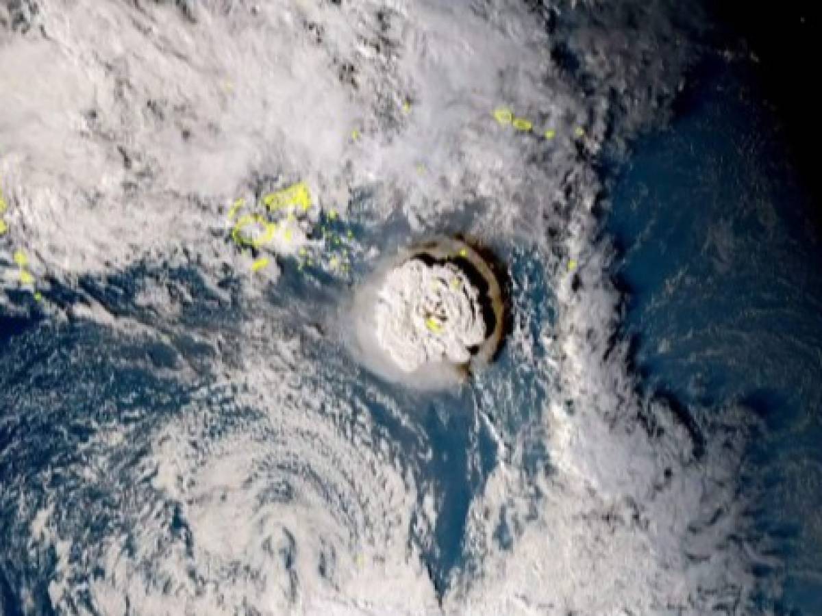 Erupción volcánica provoca tsunami en Tonga y enciende alertas de EEUU a Japón