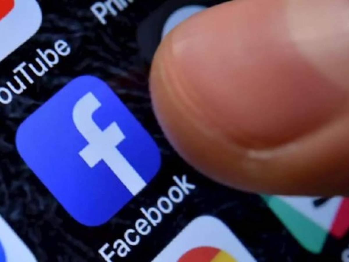 Facebook y YouTube eliminan contenido que menciona 'nombre' del denunciante del 'impeachment'