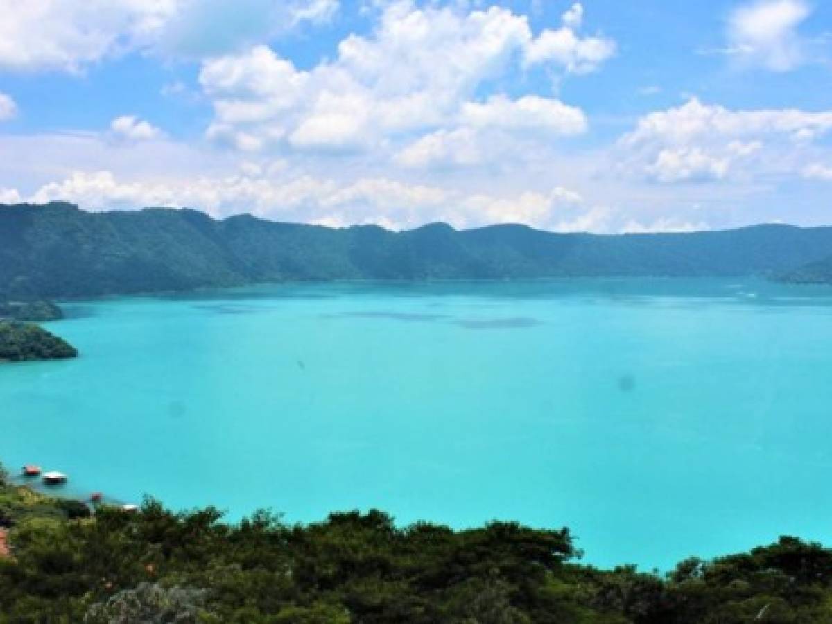 El Salvador: Se repite el fenómeno del cambio de color en Lago de Coatepeque