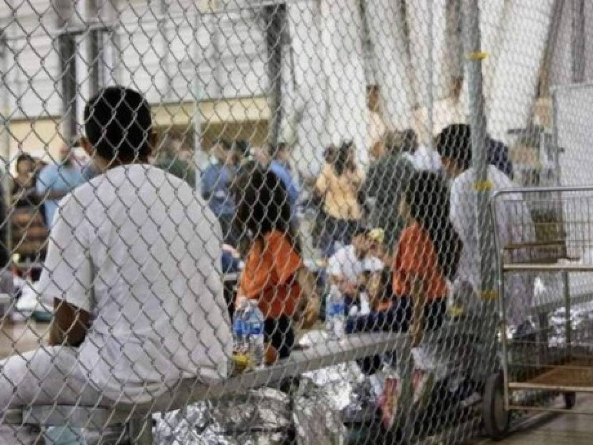 Corte bloquea plan de Trump para detener niños migrantes indefinidamente