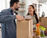 Las reuniones en casa impulsaron el consumo por ocasión, demostrando que las marcas que logran vincularse al ritual de reunión social ganan participación de mercado de manera acelerada. (Foto: Shutterstock)