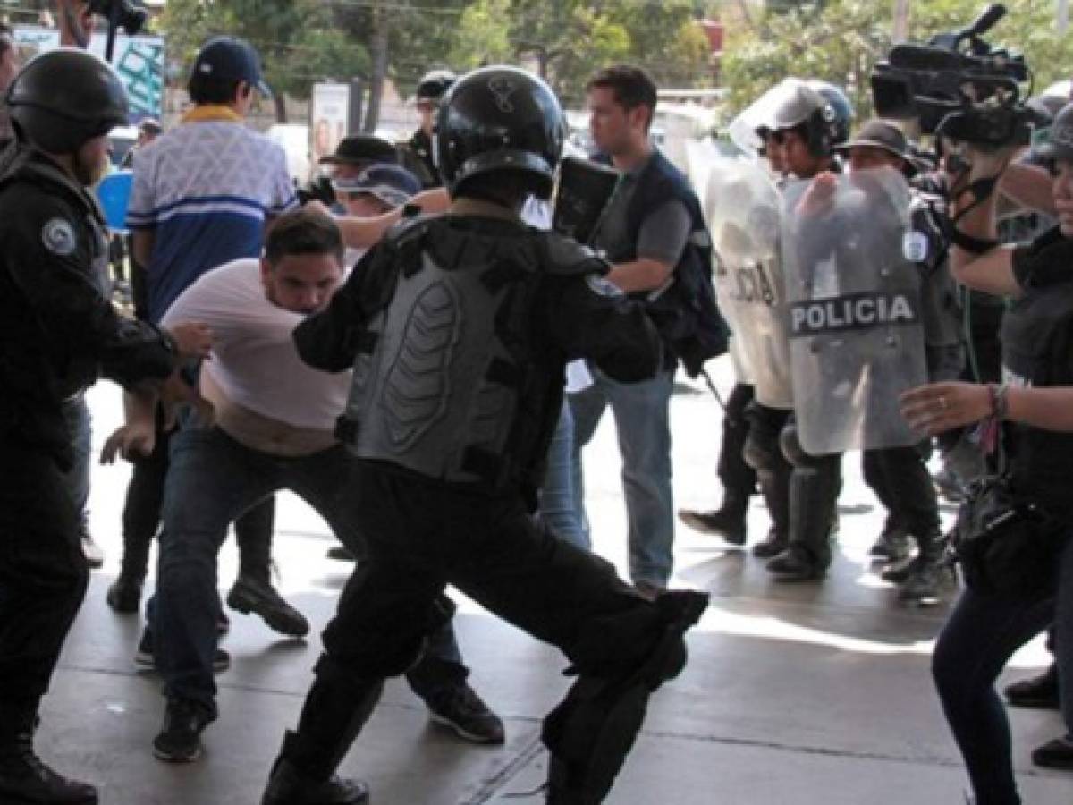 Policía ataca a manifestantes y periodistas para impedir protesta en Nicaragua