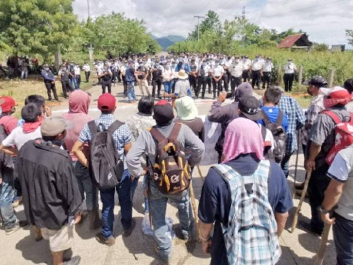 Policía desaloja con gases protesta indígena contra minera suiza en Guatemala