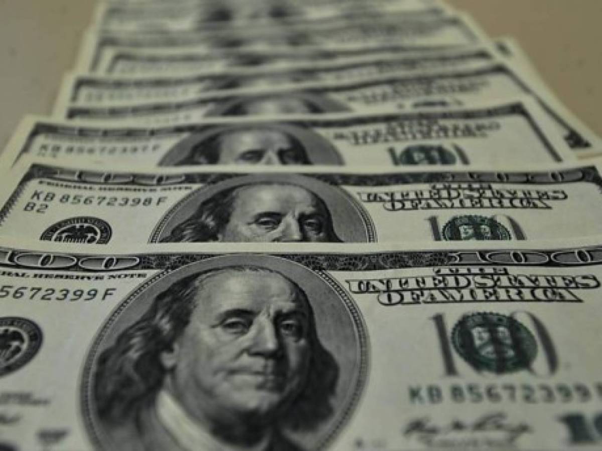 Dólar pasa a ser 'dolor de cabeza' para inversionistas