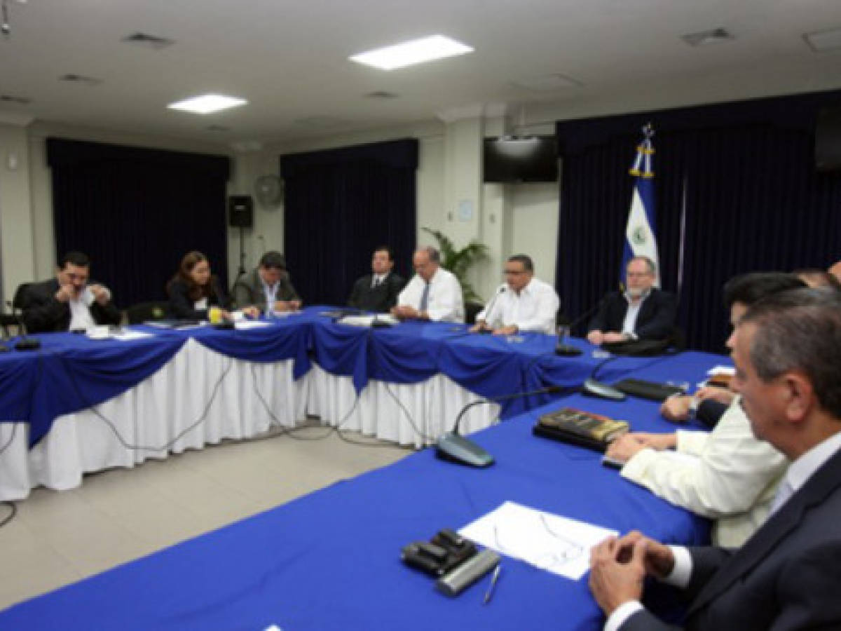 En ronda crucial diálogo en El Salvador sobre conflicto de poderes