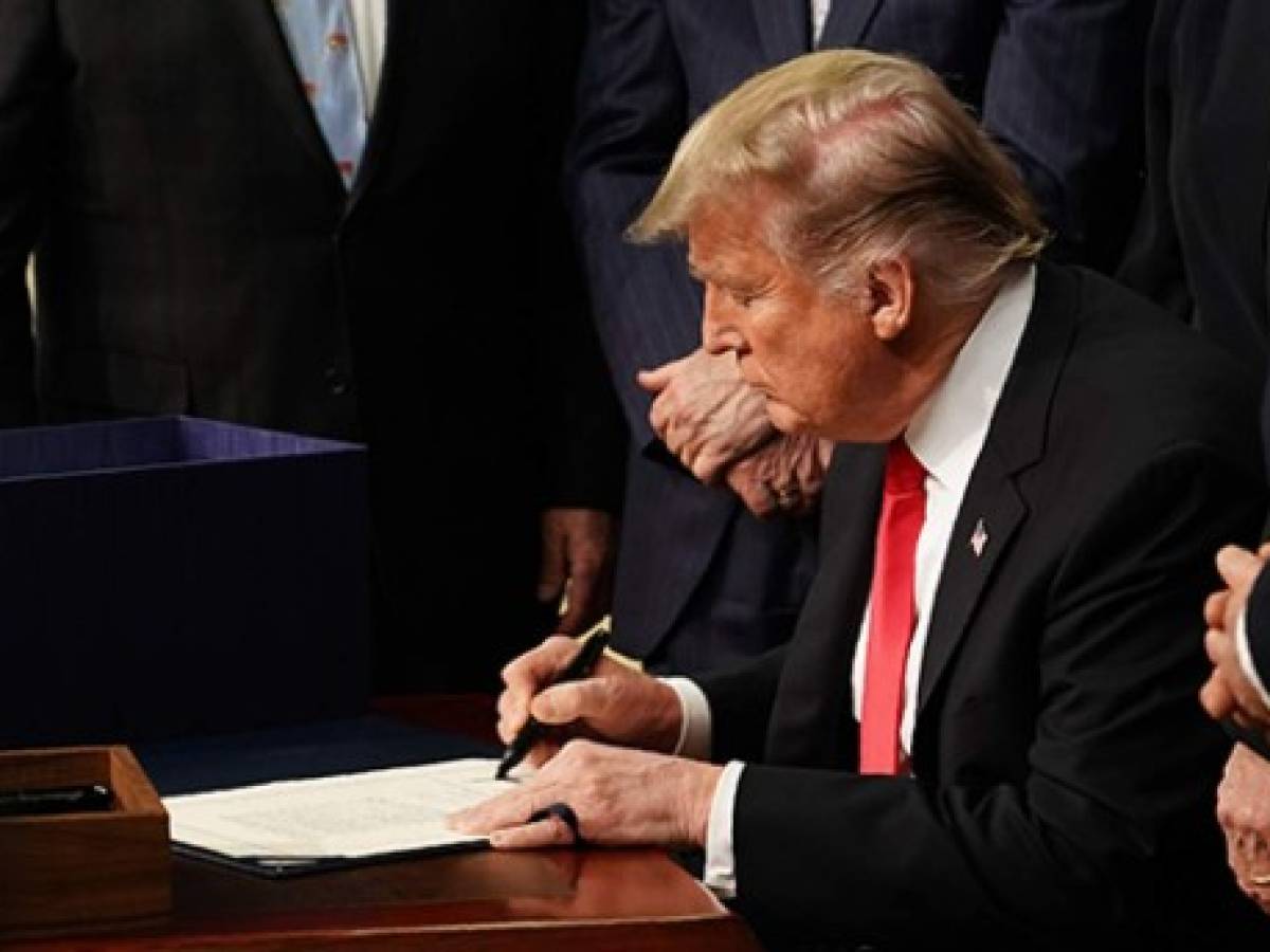 Trump firma ley que limita acceso de Nicaragua a créditos internacionales