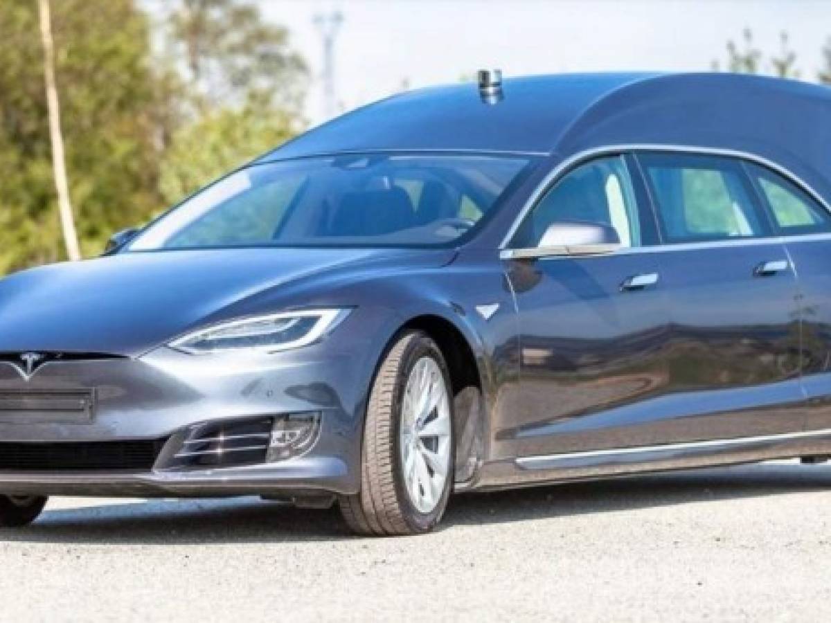 Compró y modificó un Tesla Model S para hacerlo coche fúnebre