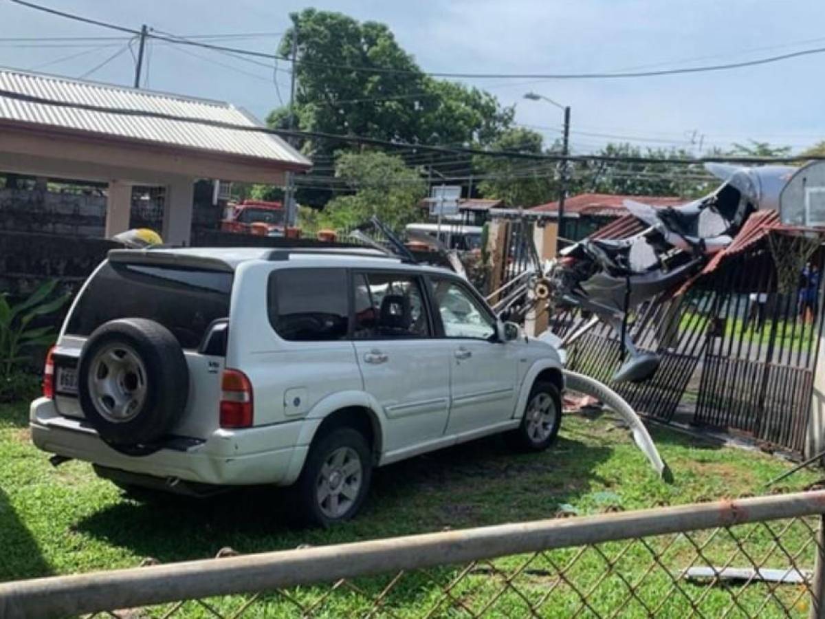 Costa Rica: ultraligero se precipitó contra una vivienda en Pococí de Limón