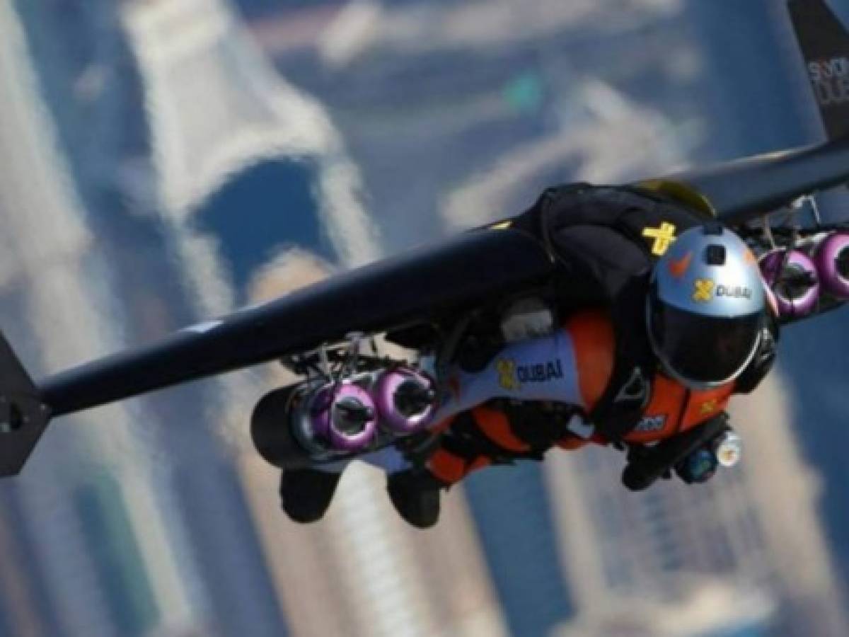 El 'hombre avión' vuela a 1.800 metros sobre Dubai