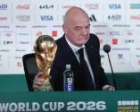 <i>El presidente de la FIFA, Gianni Infantino, sostiene la Copa del Mundo durante una rueda de prensa este miércoles, en Ciudad de México (México). EFE/ Isaac Esquivel</i>