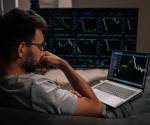 <i>La democratización del acceso a Wall Street eliminó muchas barreras de entrada, pero no modificó la relación entre riesgo y retorno ni convirtió la popularidad de una acción en garantía de rentabilidad. (Foto: Shutterstock)</i>