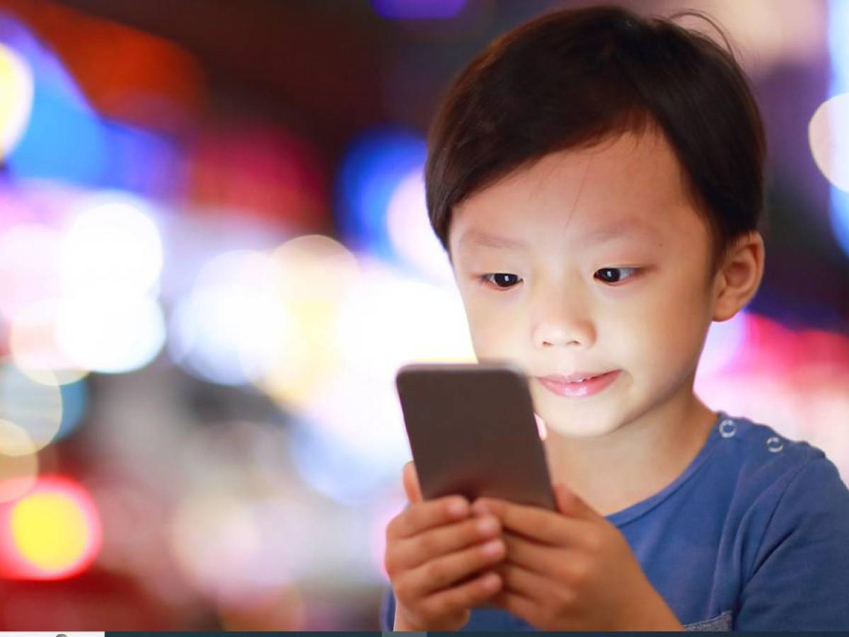 ¿Por qué China quiere alejar a los niños de los celulares?