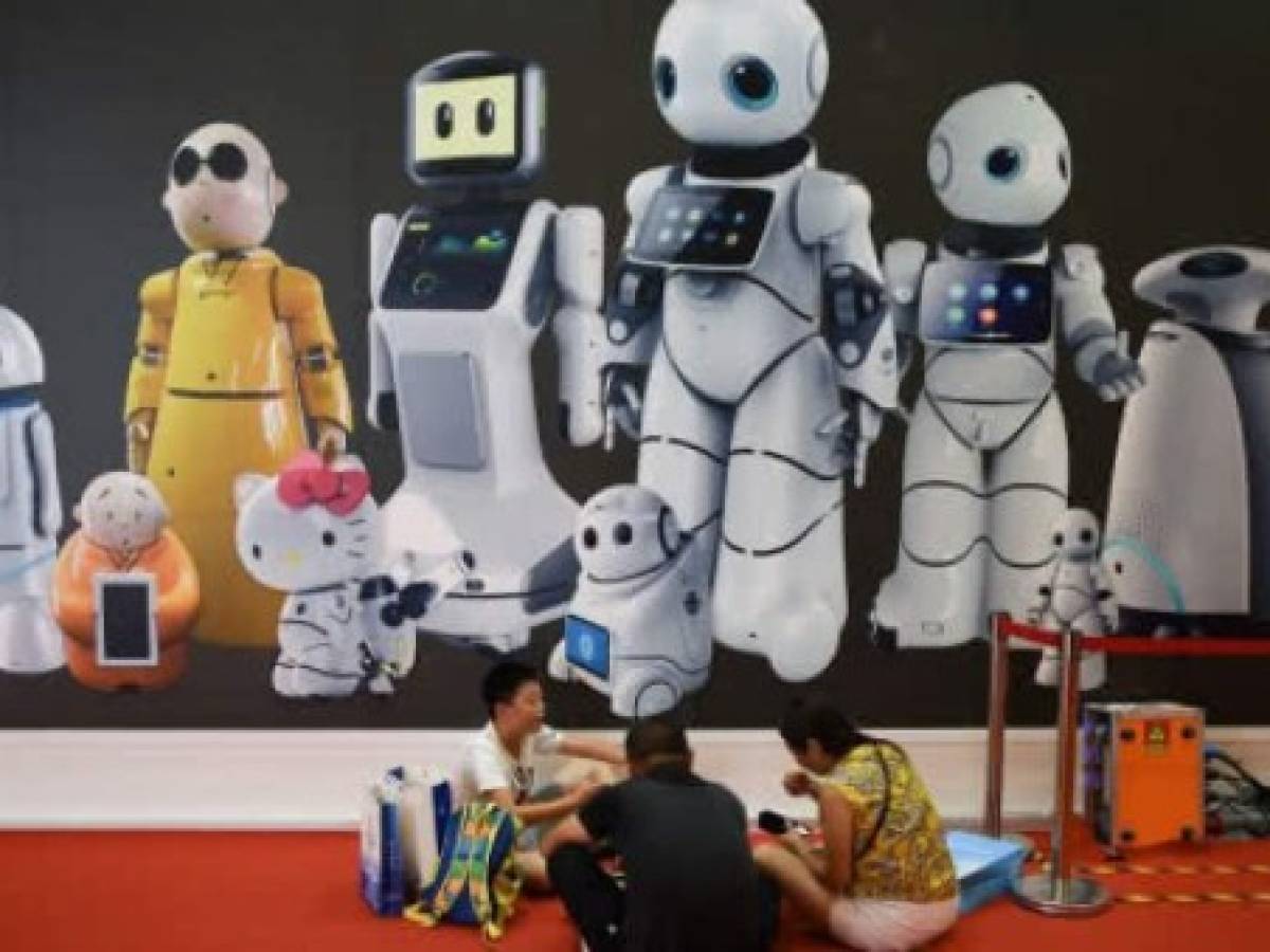 China presenta a robots médicos, profesores o guerreros