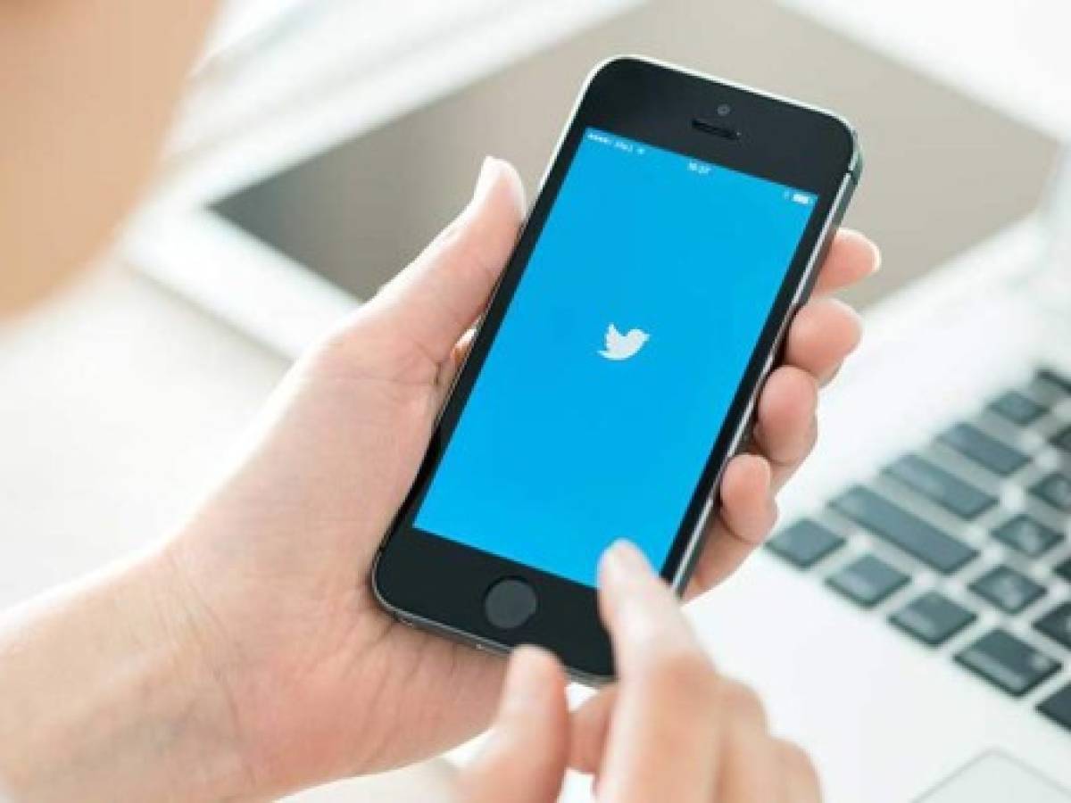 UE reclama a Twitter y Facebook que proteja mejor a los consumidores