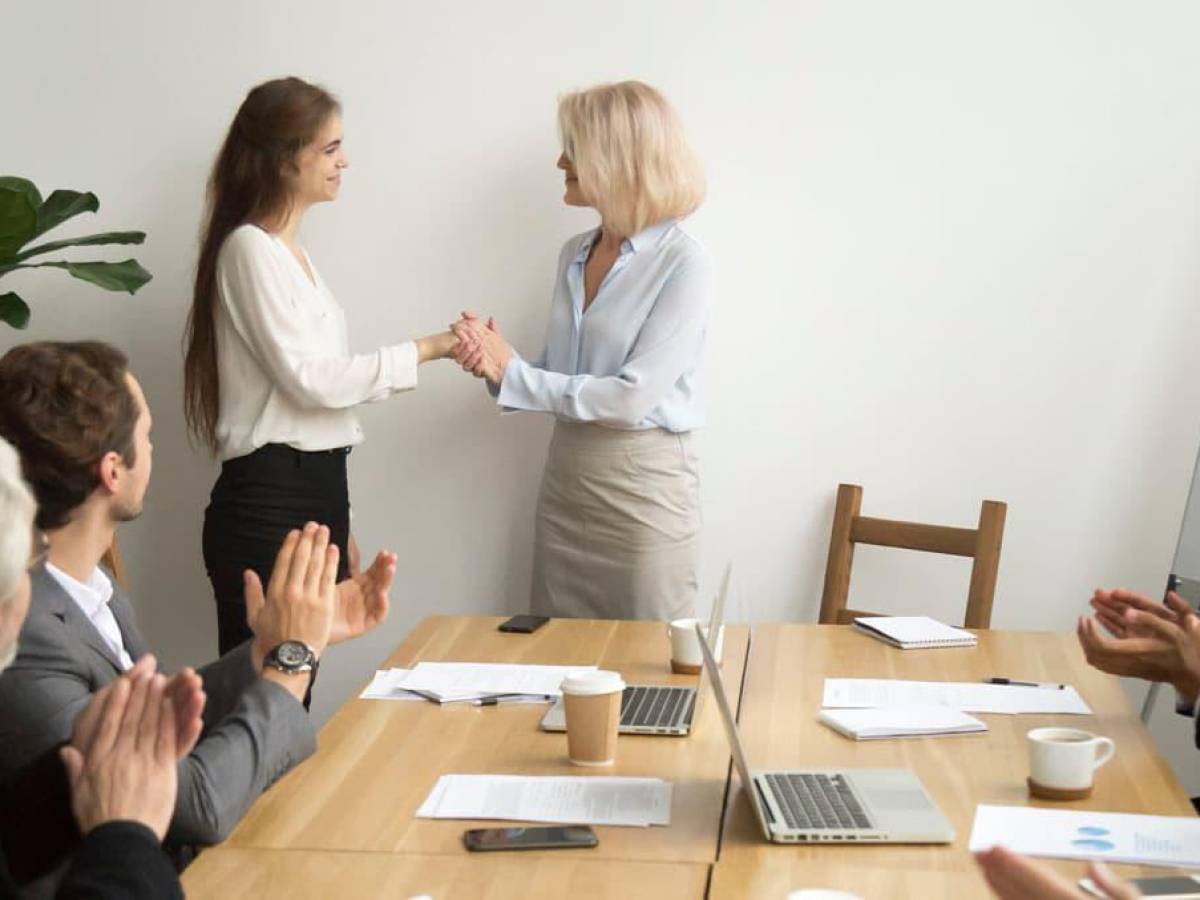 Una persona alegre contribuye a un mejor ambiente laboral, según Víctor Küppers