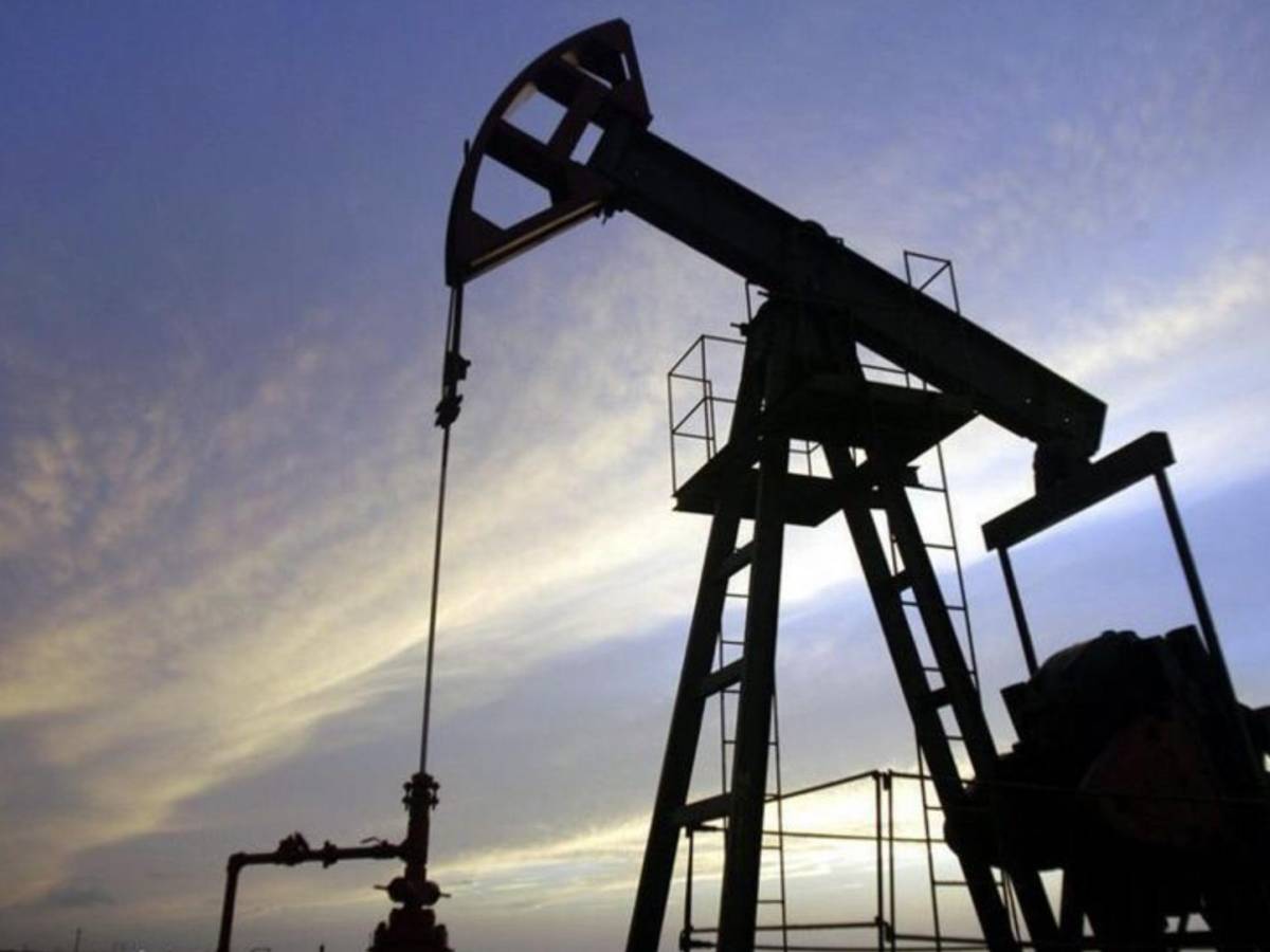 El petróleo cierra su primer mes en baja desde noviembre