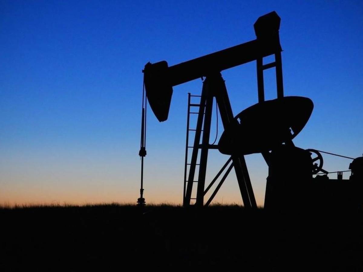 Precios del petróleo llegan al nivel más alto de abril por Libia y bloqueos en Shanghái