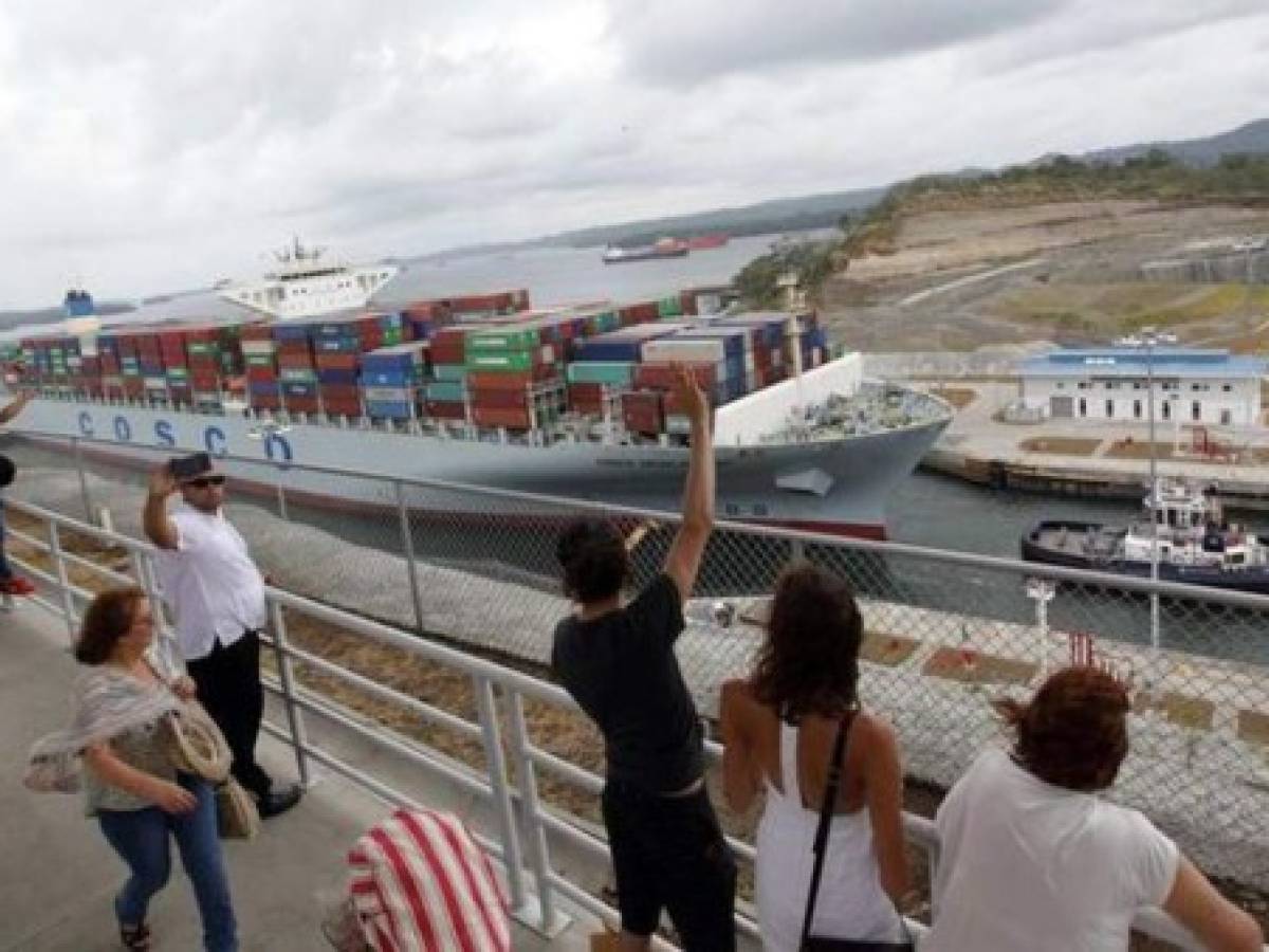 Paneles solares flotantes, una apuesta del canal de Panamá para ser más verde