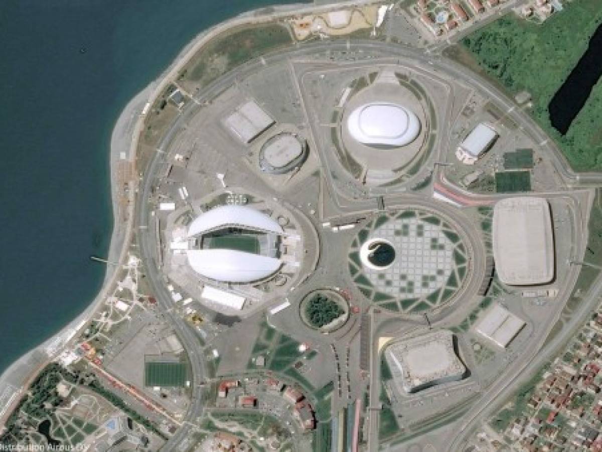 Sochi. Capacidad: 41,220 asientos. Construido en 2013 con motivo de los Juegos de Invierno en la localidad costera de Sochi, a orillas del Mar Negro, el Estadio Olímpico Fisht fue diseñado para dar al techo la apariencia de picos nevados. (Imágen del satélite Pléiades)