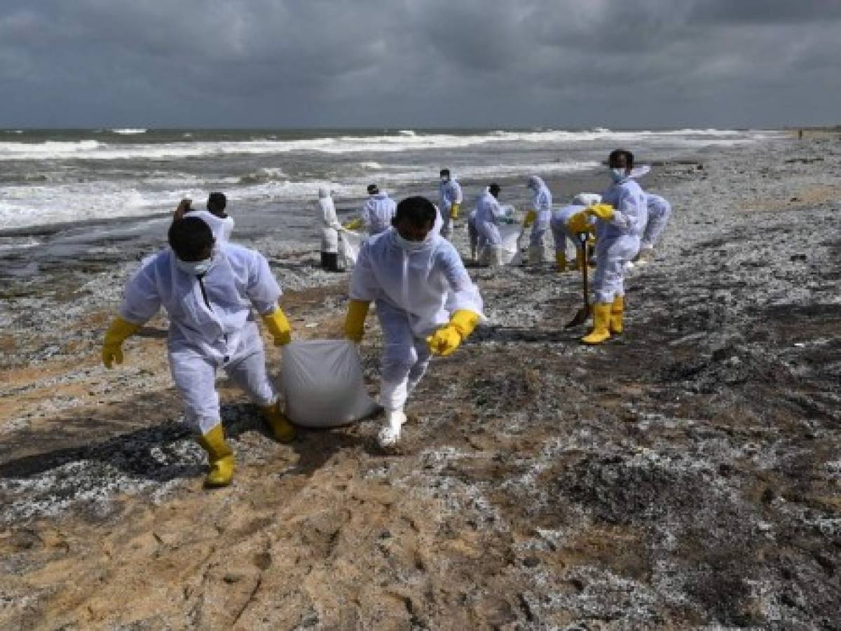 Playas de Sri Lanka reciben toneladas de plástico de un barco incendiado