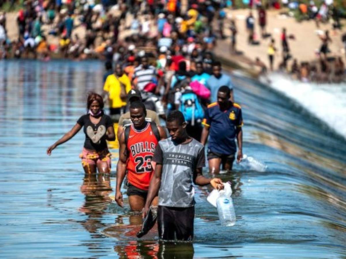 Miles de migrantes, muchos de Haití, acampan en la frontera sur de EEUU