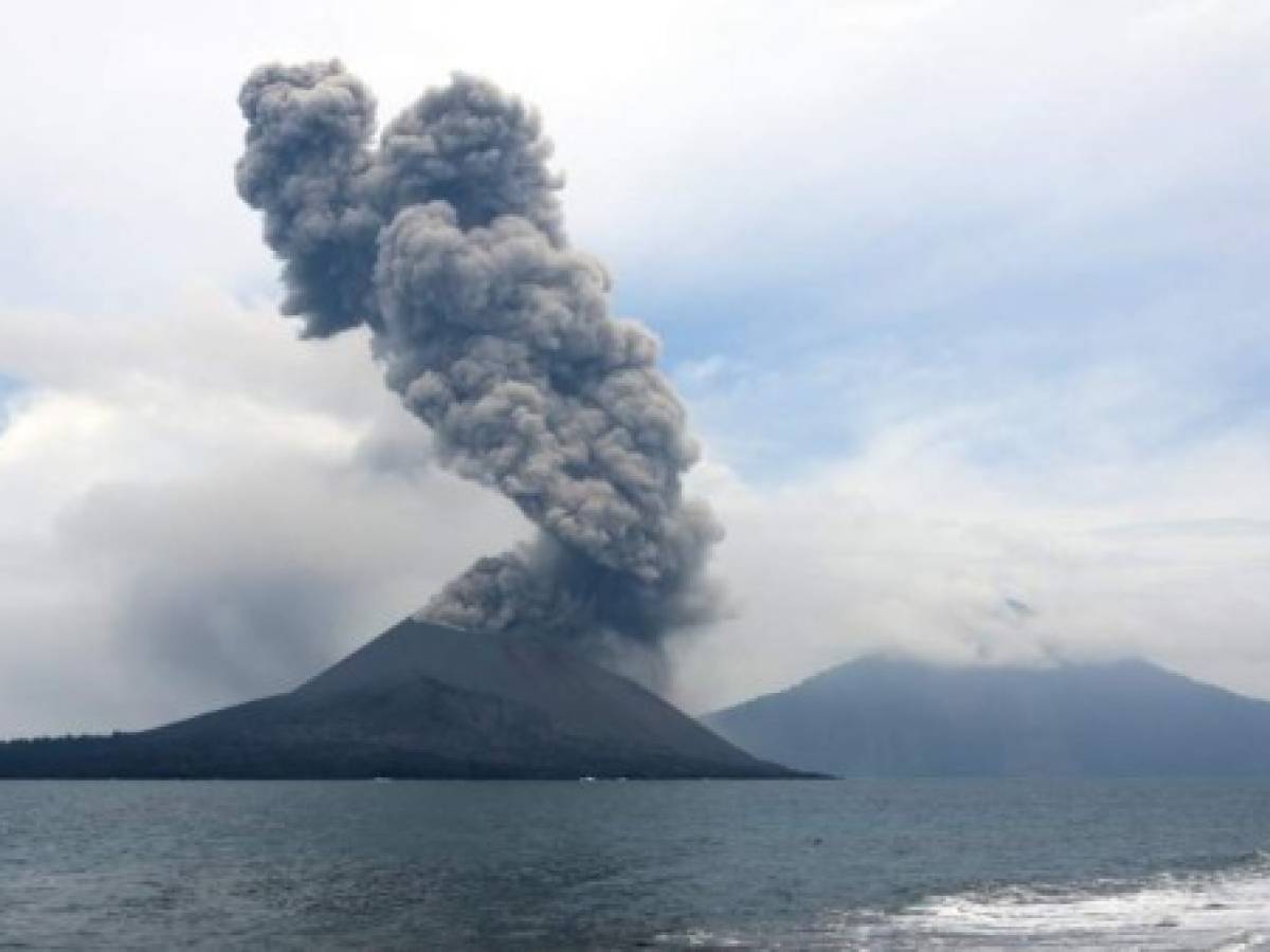 La erupción del Volcán Krakatoa en Indonesia impulsó actividad volcánica en otros 14 más