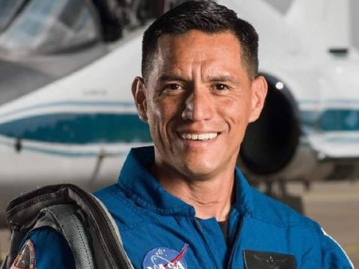 Frank Rubio se graduó como astronauta de NASA; podrá ser elegido para ir a Marte
