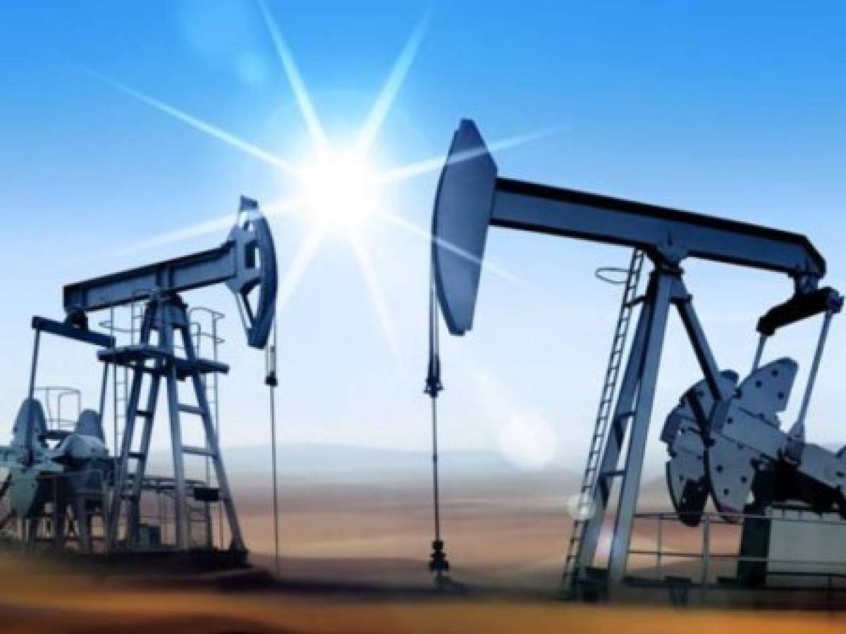 Petróleo alcanza su precio más alto desde 2014