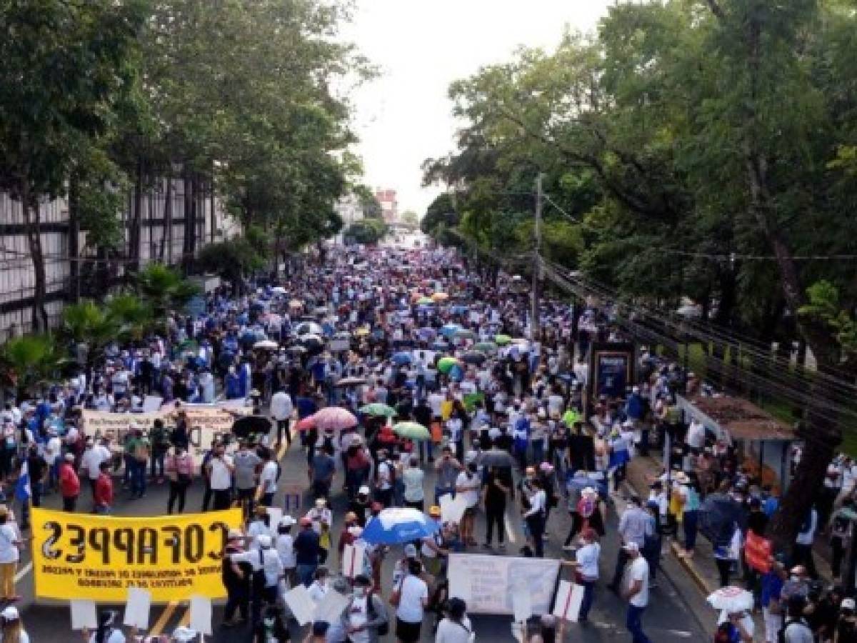 Salvadoreños salen a las calles en contra de la reelección de Nayib Bukele