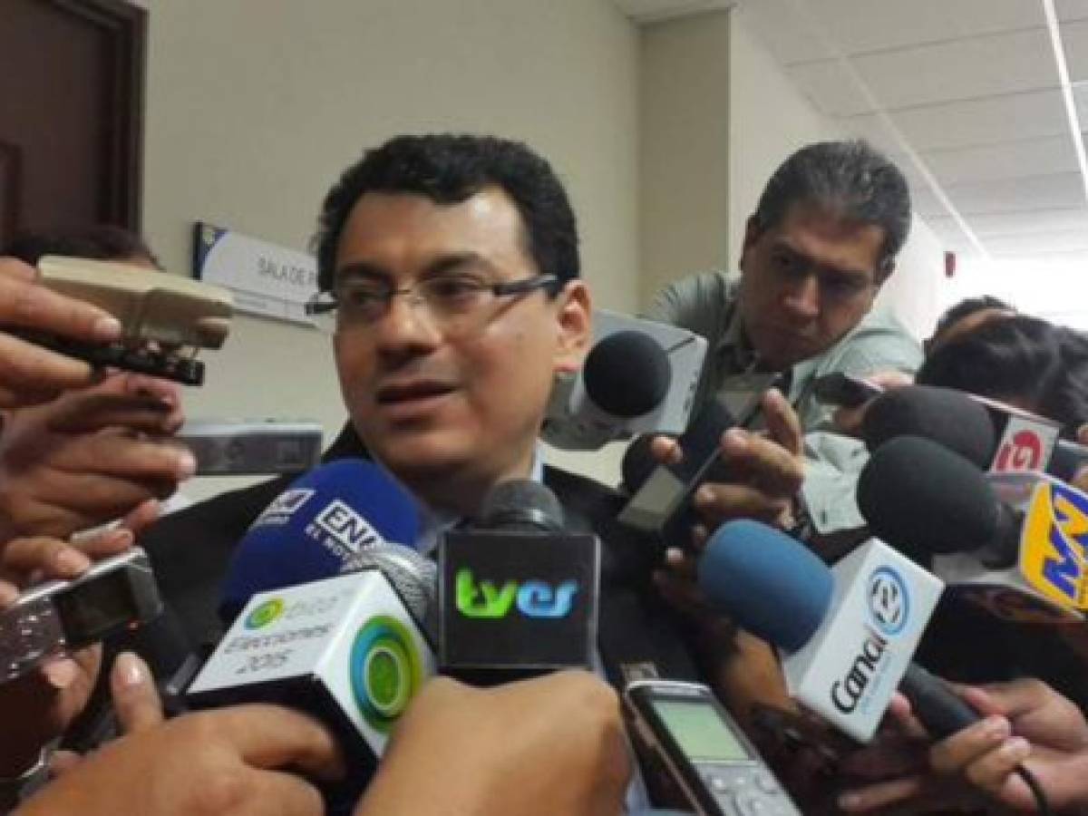 El Salvador: TSE da conferencia solo a medios afines al gobierno