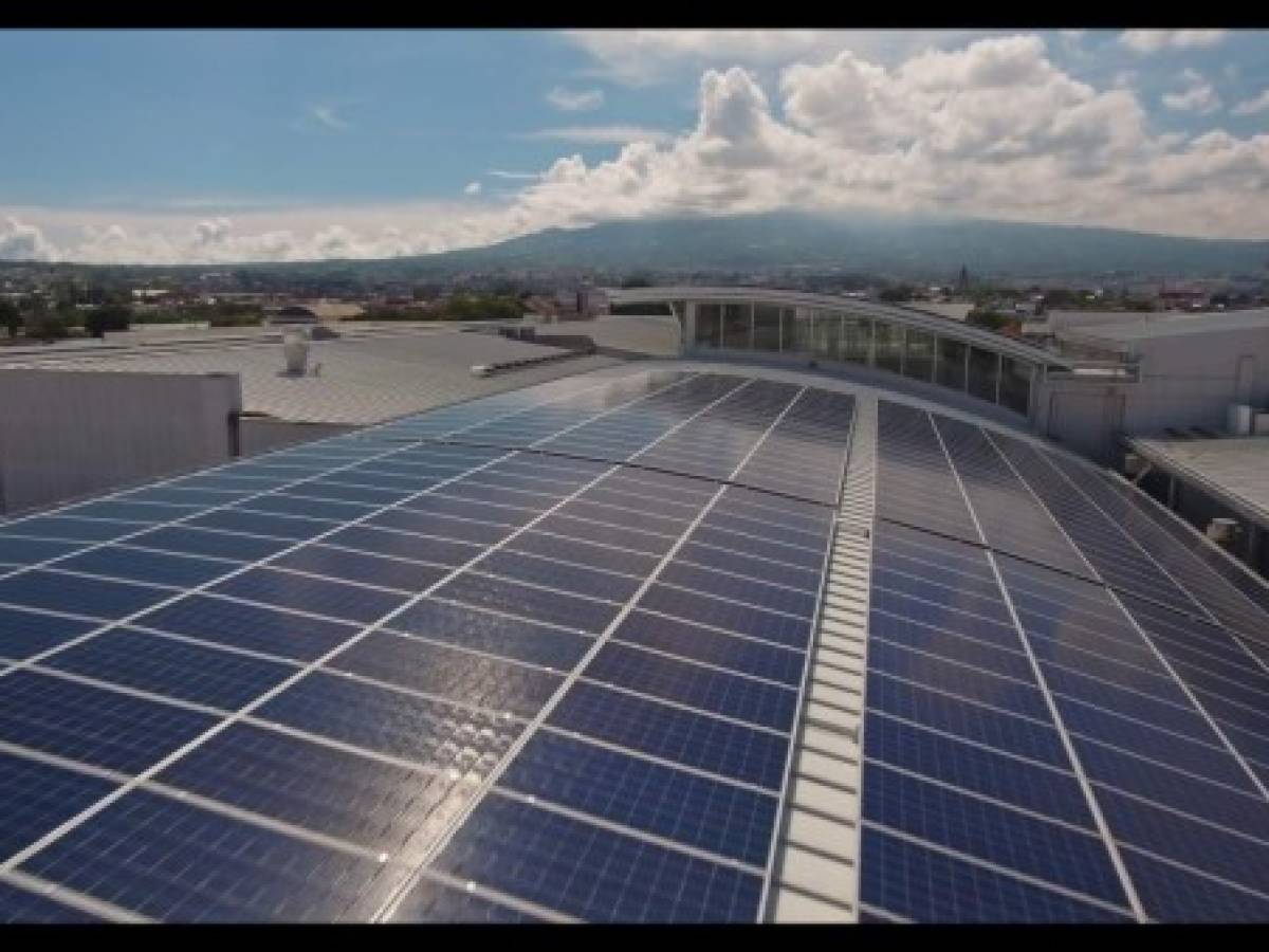 Inauguran sistema de generación solar más grande de Costa Rica en un solo techo