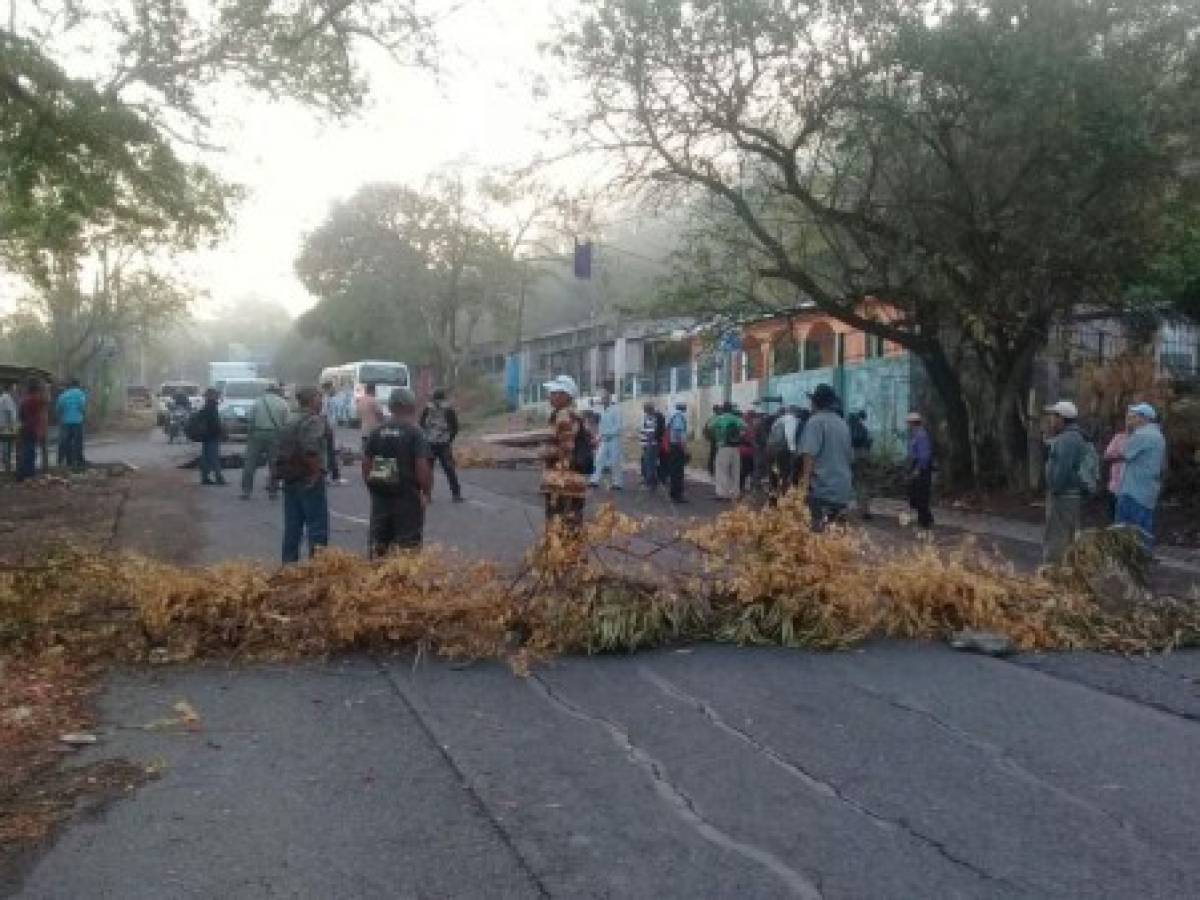 El Salvador: Excombatientes bloquean paso en frontera con Guatemala