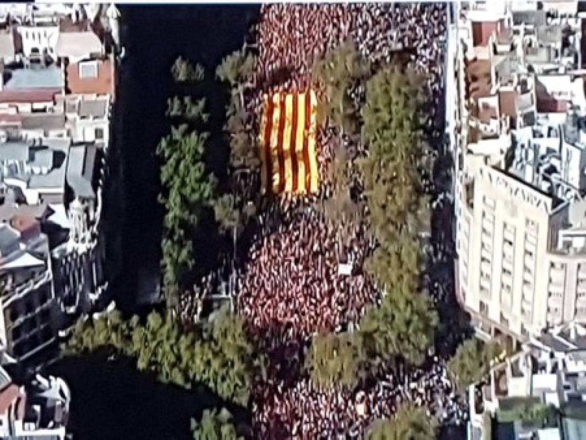 'Cataluña es España', revindica una multitud en las calles de Barcelona