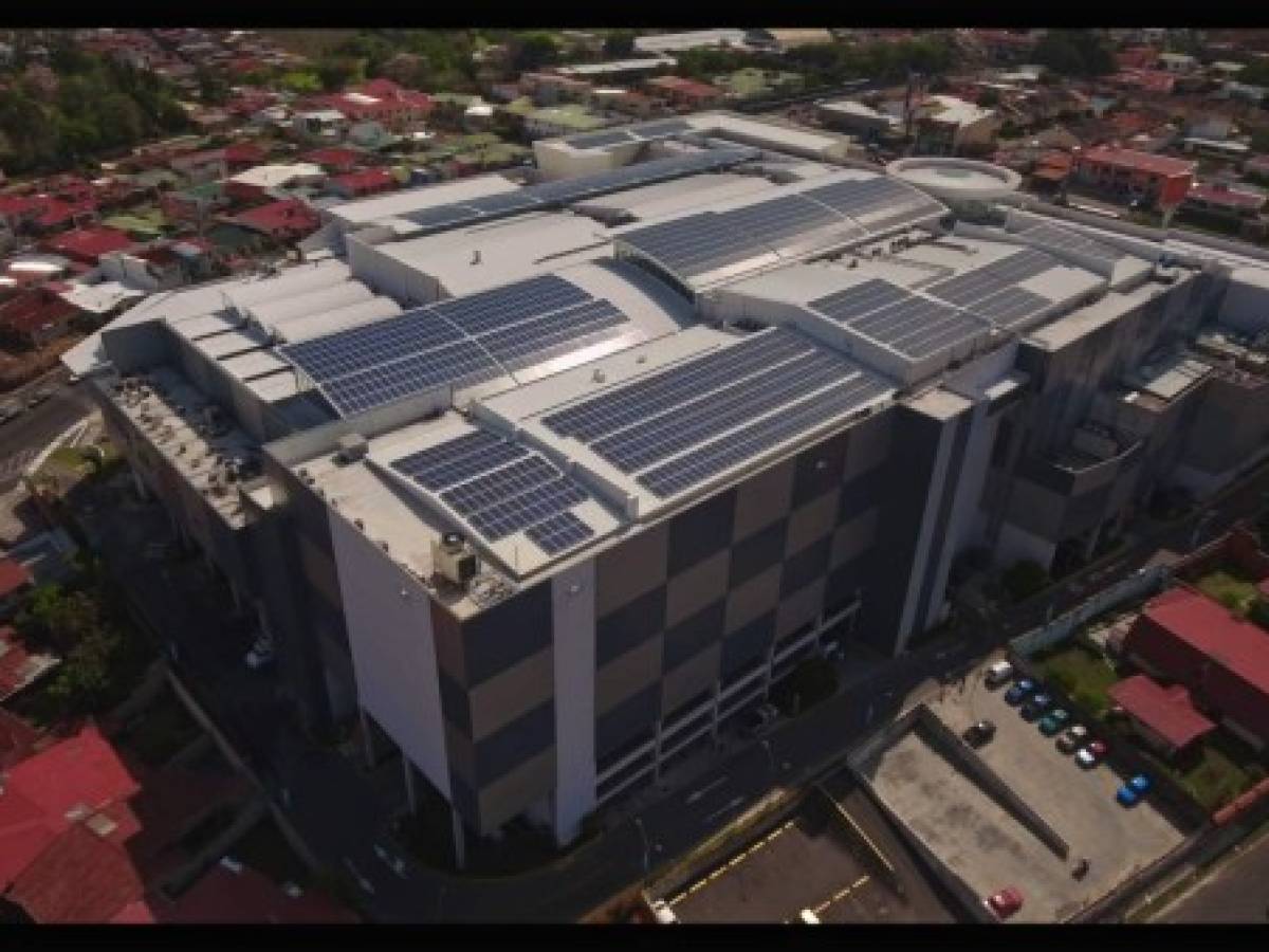 Inauguran sistema de generación solar más grande de Costa Rica en un solo techo