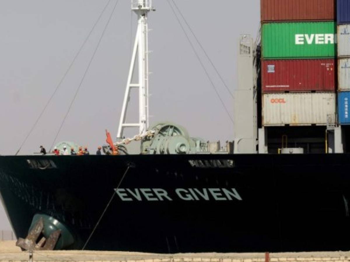 Buque portacontenedores zarpa del Canal de Suez luego de 100 días inmovilizado