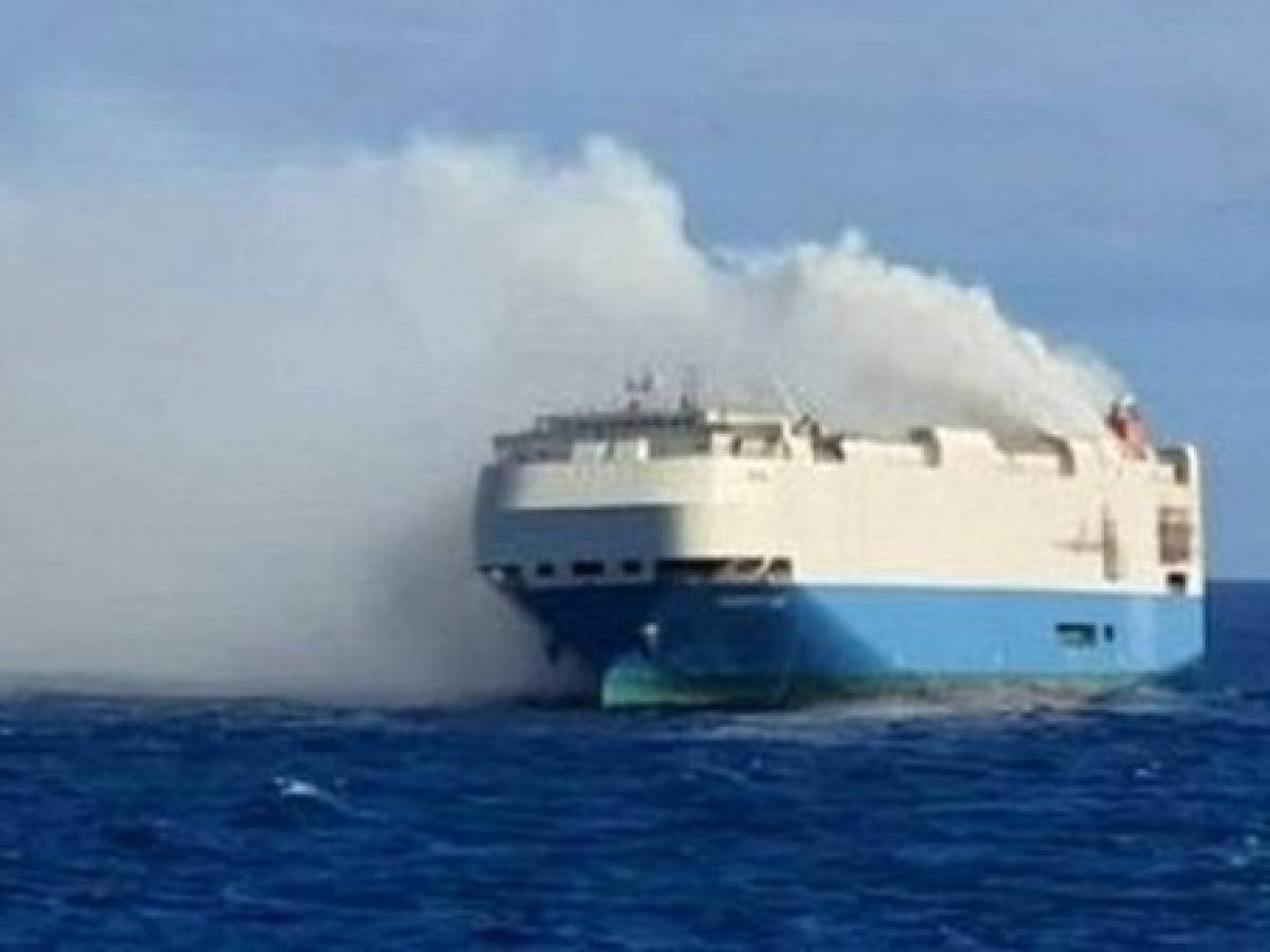 Un buque cargado con autos de lujo se incendió en medio del Atlántico