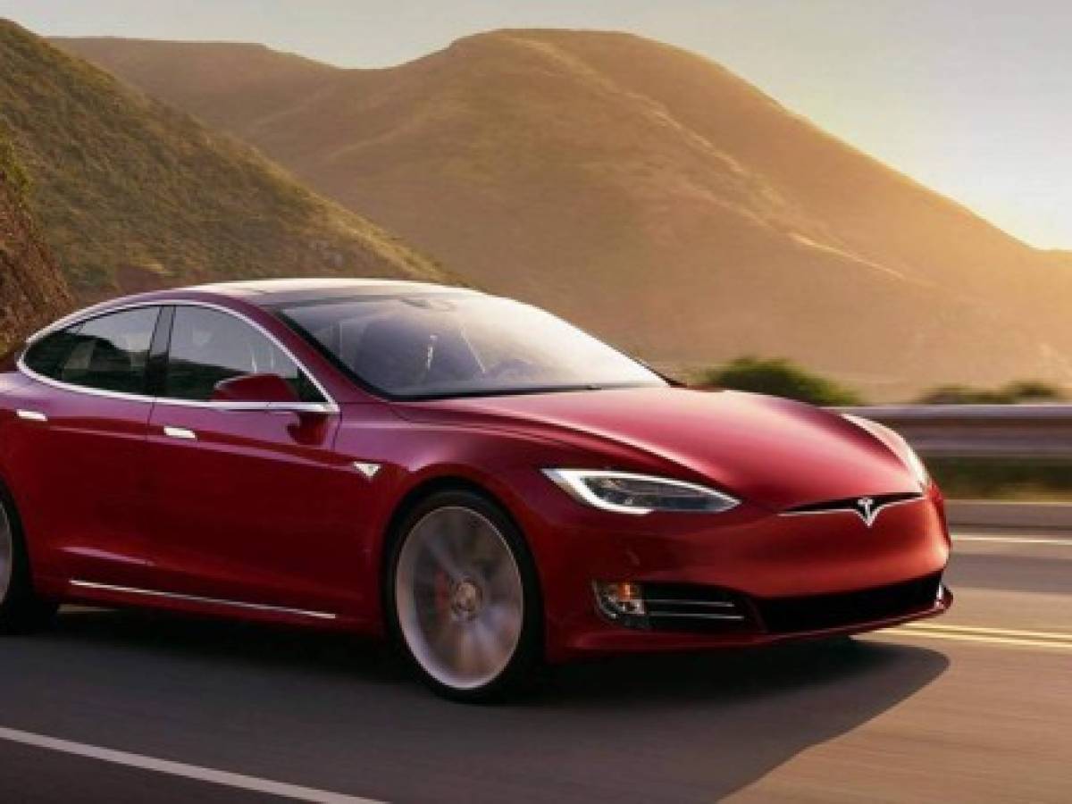 Tesla llama a revisión a 123.000 autos por problema en la dirección asistida