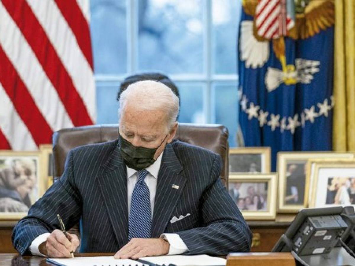 Biden impulsa ayuda a negocios pequeños o dirigidos por inmigrantes