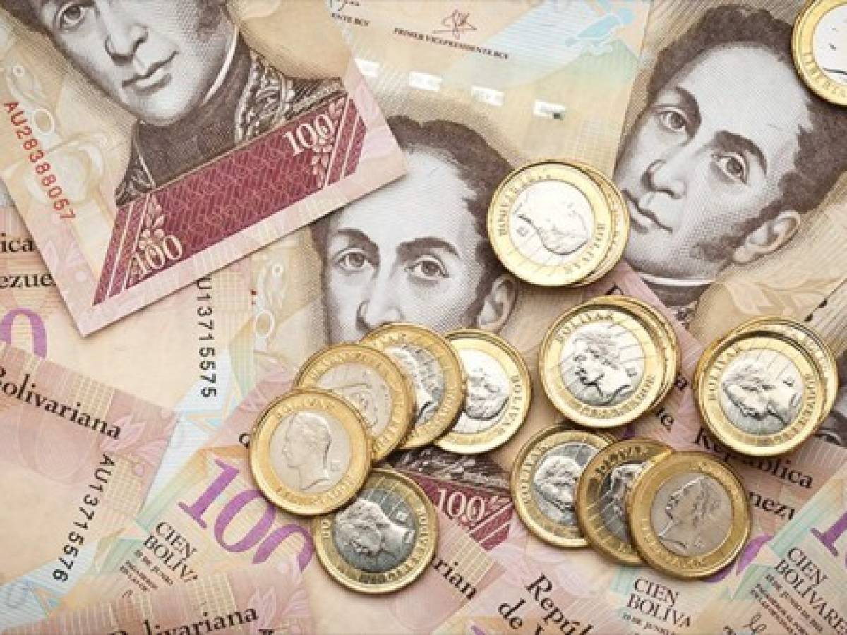 Maduro aumenta 95,4% el ingreso mínimo ante desbocada inflación