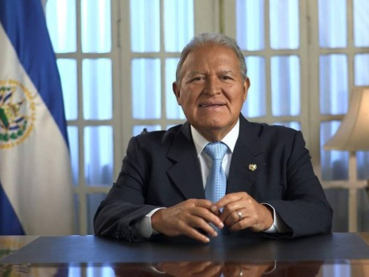Sánchez Cerén reclama a empresas cumplan con sus impuestos