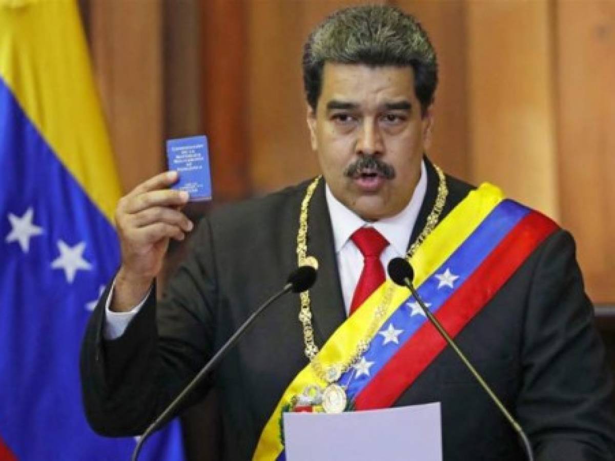 Maduro pide sus cargos a ministros para 'reestructuración profunda' del gobierno