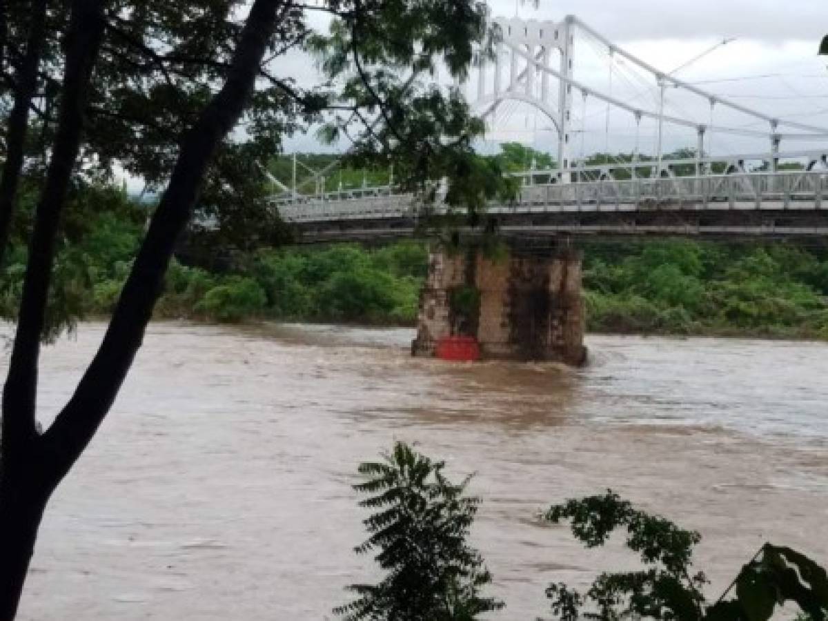 Cierran puentes y carreteras en todo Honduras por paso de Iota