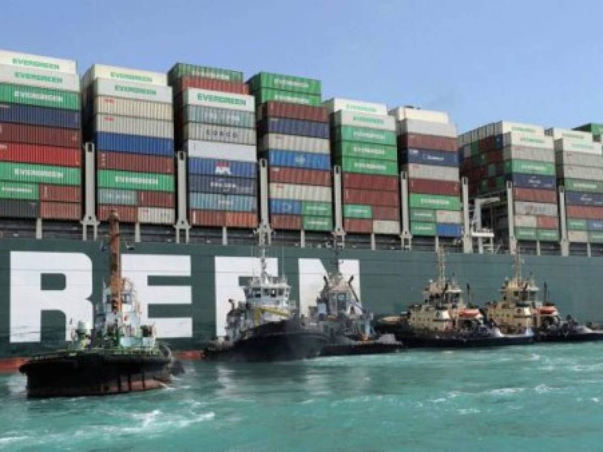 Muebles, 130.000 ovejas, alimentos y petróleo, las mercancías varadas en el Canal de Suez