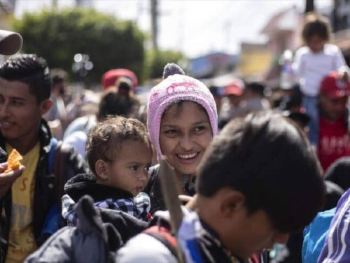 Caravana de mujeres y niños migrantes ingresa a EE.UU. en desafío a Trump