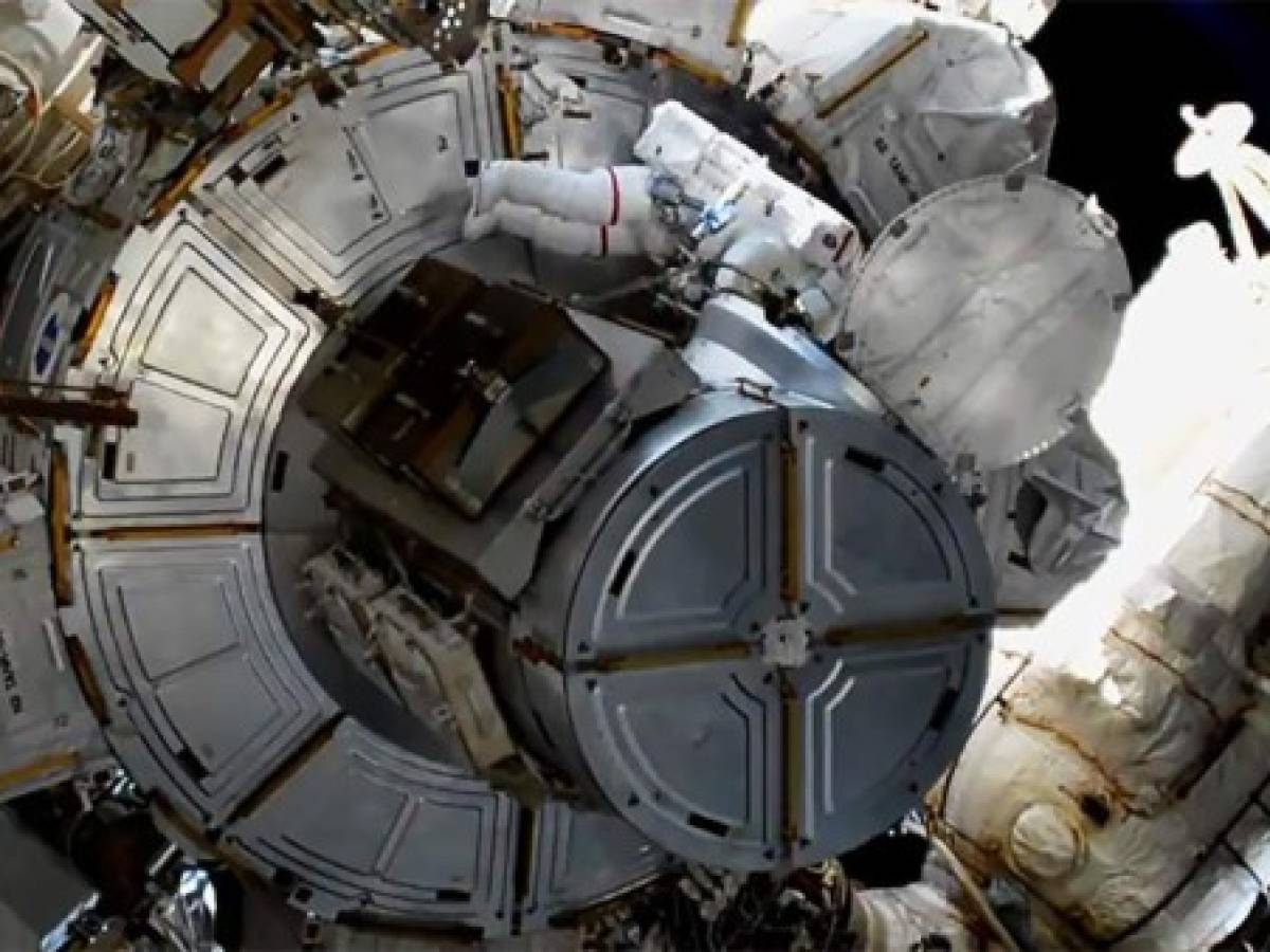 Astronautas completan caminata espacial sin luz ni cámara
