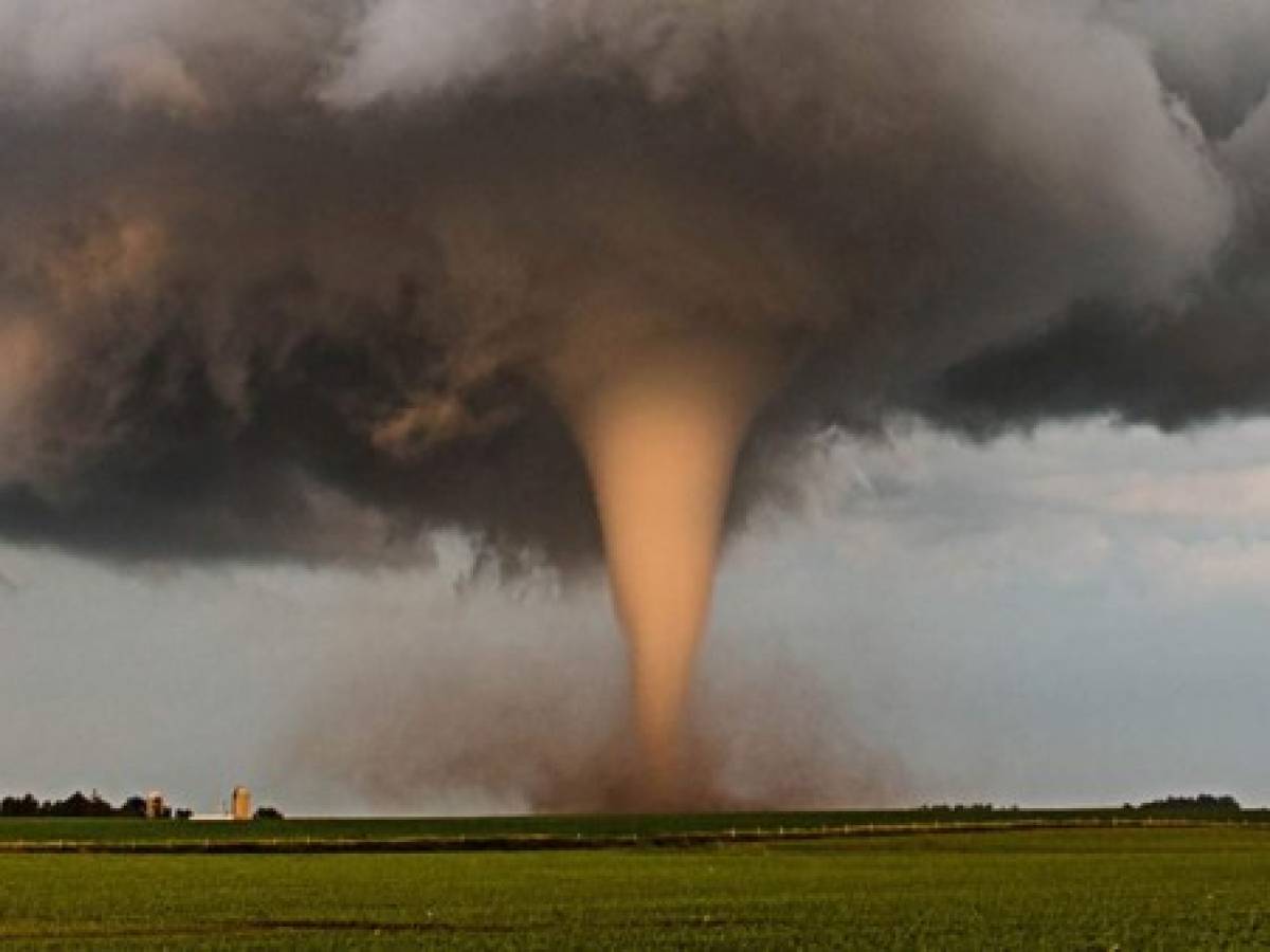 ‘Tormenta’ de tornados arrasa EEUU; prevén que cifra de muertos supere las 100