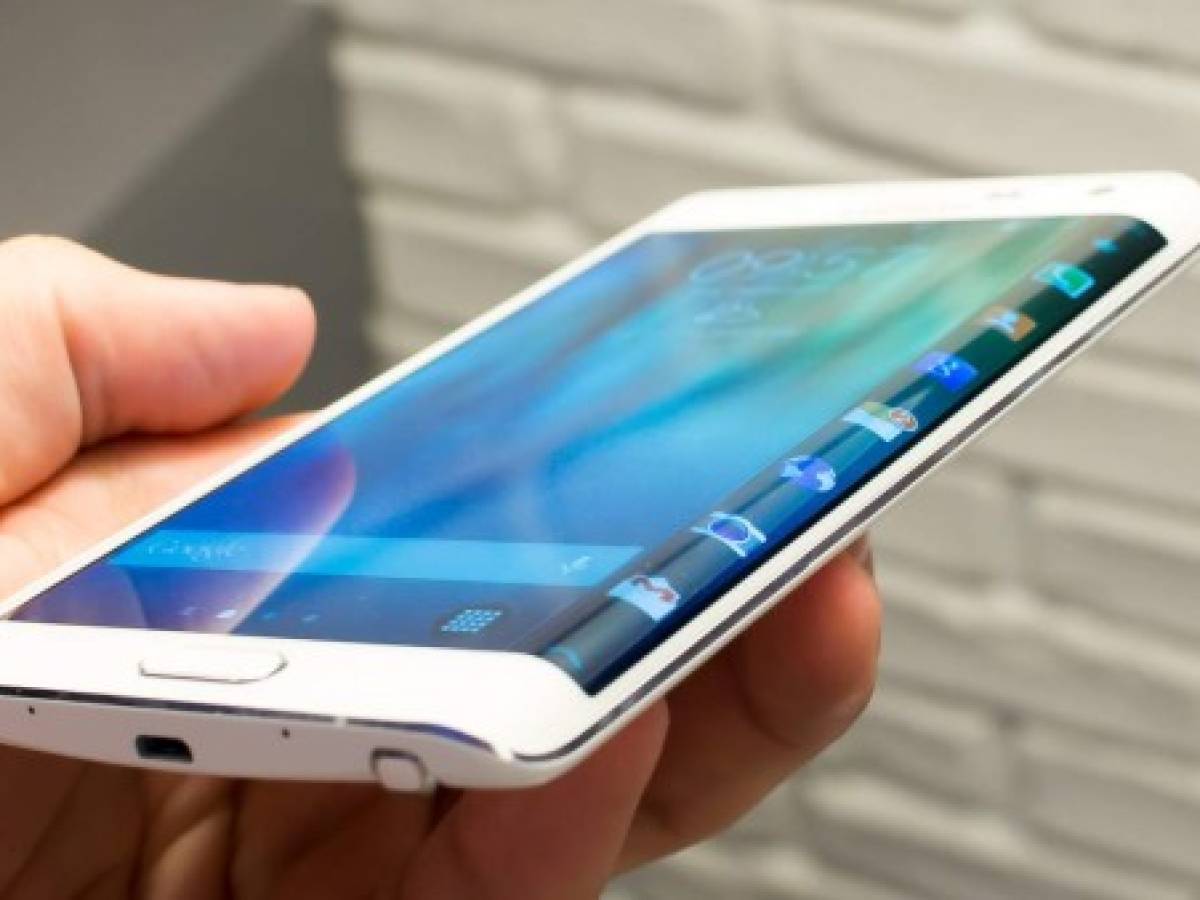 Samsung lideró la venta de smartphones en 2015, seguido por Apple y Huawei