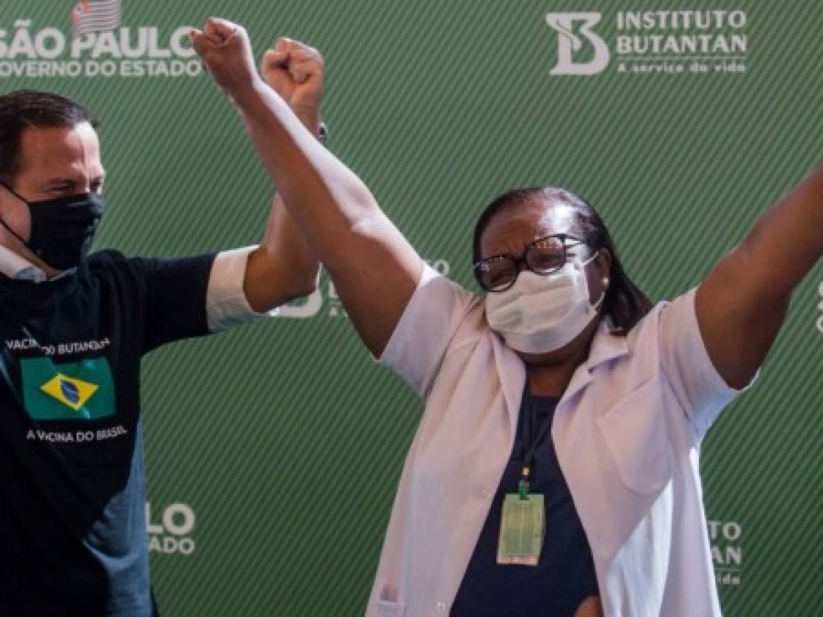 Brasil aplica primera vacuna contra covid-19, en medio de una guerra política